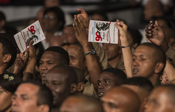 Fidel Castro asiste a gala cultural por su 90 cumpleaños (VIDEO)