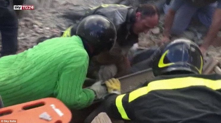 Rescatan a una niña tras más de 16 horas del sismo en Italia