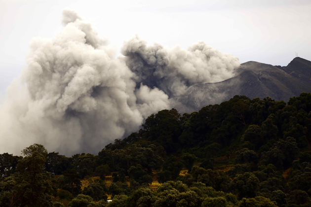 Volcán Turrialba mantiene expulsión intermitente de cenizas en Costa Rica