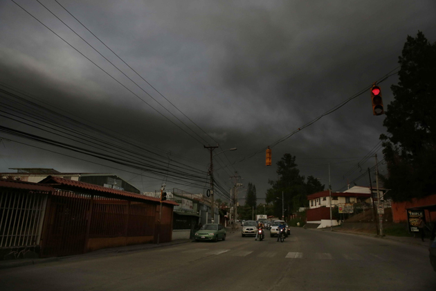 Volcán Turrialba mantiene expulsión intermitente de cenizas en Costa Rica