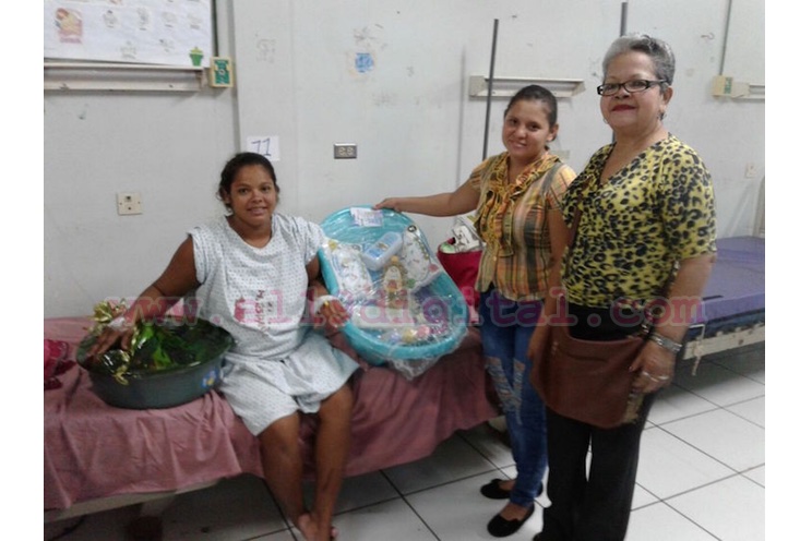 Llega al hospital a parir gemelos y sale con trillizos