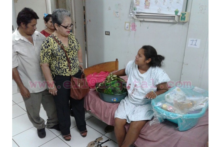 Llega al hospital a parir gemelos y sale con trillizos