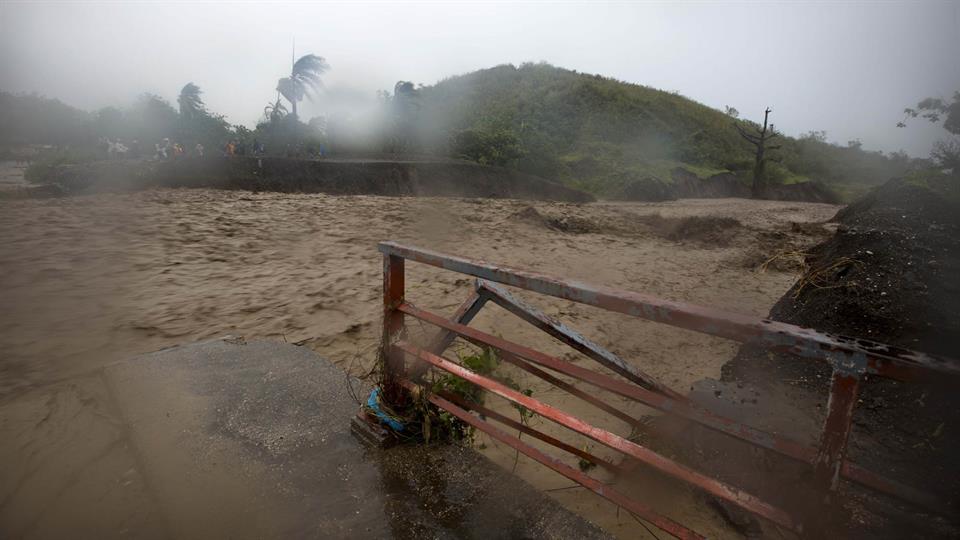 Huracán Matthew se abate sobre Bahamas y avanza hacia costa este de Florida