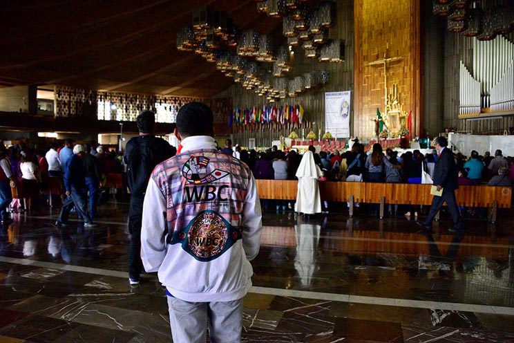 Chocolatito González visita Basílica de la Virgen de Guadalupe en México