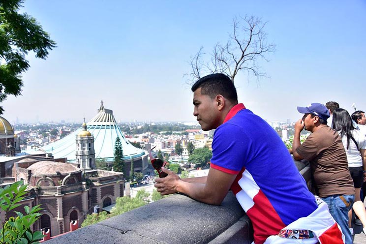 Chocolatito González visita Basílica de la Virgen de Guadalupe en México