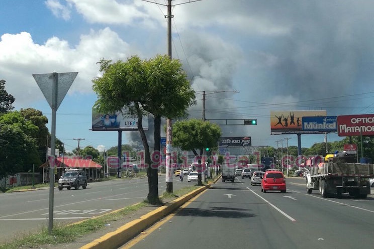 Fuerte incendio en bodegas de carretera norte