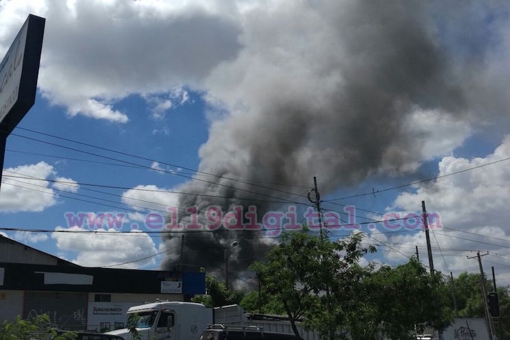 Fuerte incendio en bodegas de carretera norte