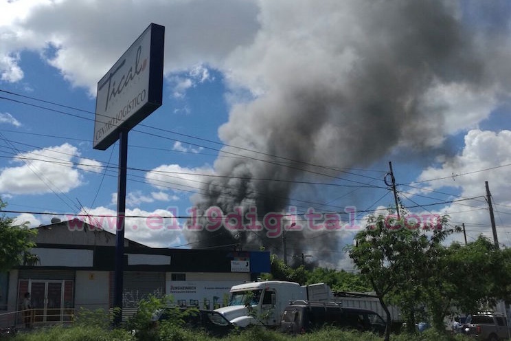 Fuerte incendio en bodegas de carretera norte