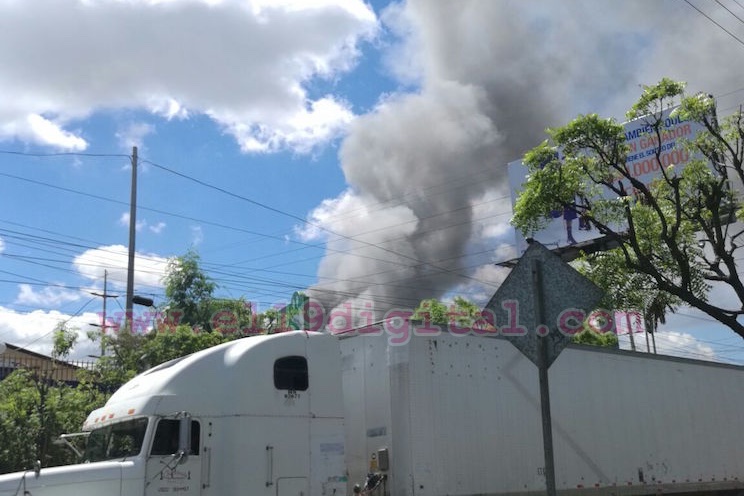 Fuerte incendio en bodegas de carretera norte