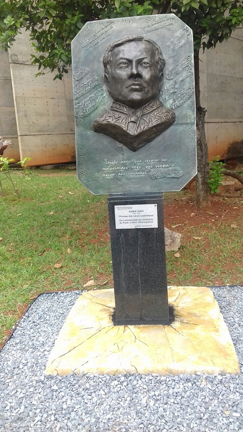 Develan escultura de Rubén Darío en la Universidad de Brasilia