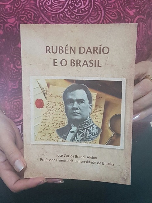 Develan escultura de Rubén Darío en la Universidad de Brasilia