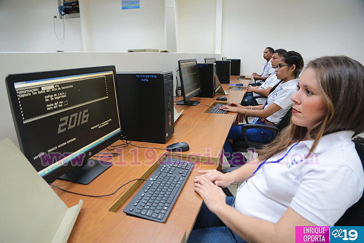 ⁠⁠⁠Invitados y expertos electorales visitan Centro de Cómputos del CSE
