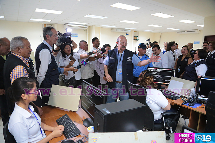 ⁠⁠⁠Invitados y expertos electorales visitan Centro de Cómputos del CSE