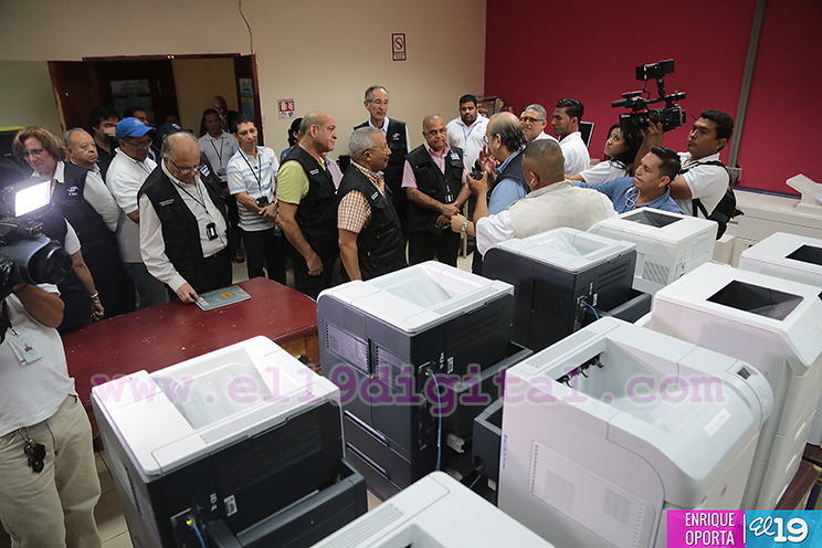⁠⁠⁠Invitados y expertos electorales visitan Centro de Cómputos del CSE