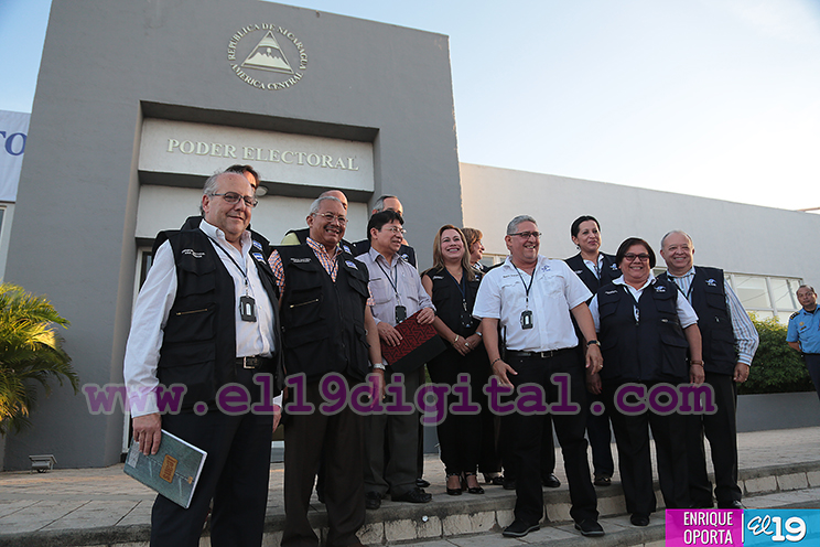 ⁠⁠⁠Invitados y expertos electorales visitan Centro de Cómputos del CSE