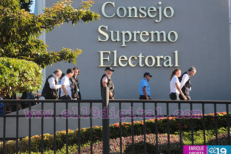 ⁠⁠⁠Invitados y expertos electorales visitan Centro de Cómputos del CSE