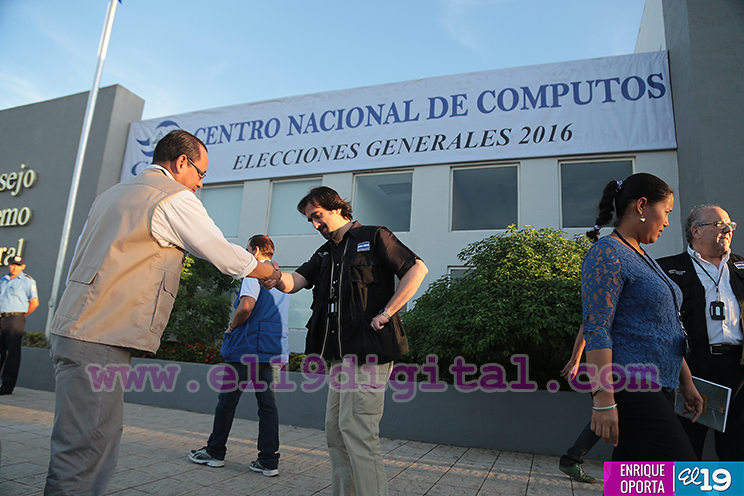 ⁠⁠⁠Invitados y expertos electorales visitan Centro de Cómputos del CSE
