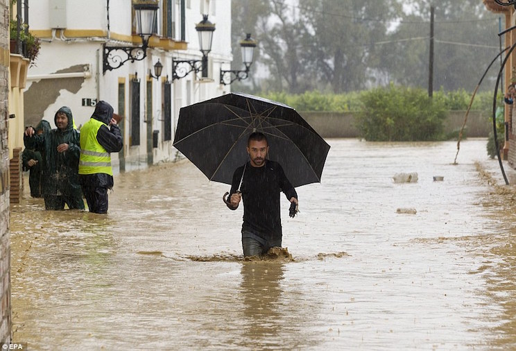 Las mayores lluvias en Málaga en 25 años dejan un muerto y centenares de incidencias