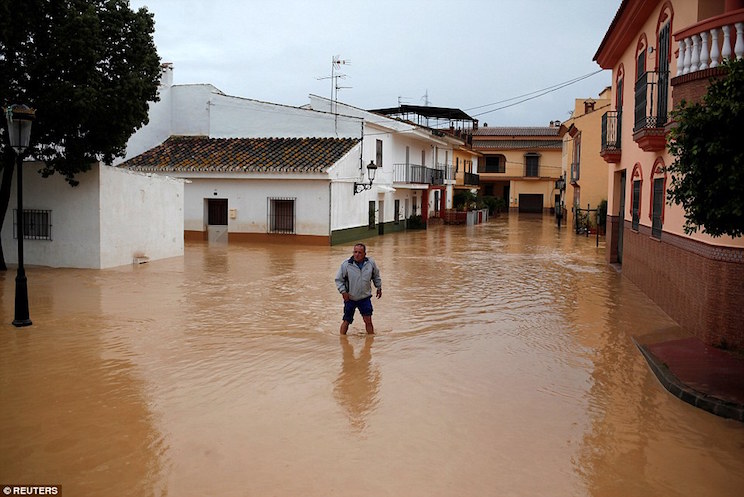 Las mayores lluvias en Málaga en 25 años dejan un muerto y centenares de incidencias