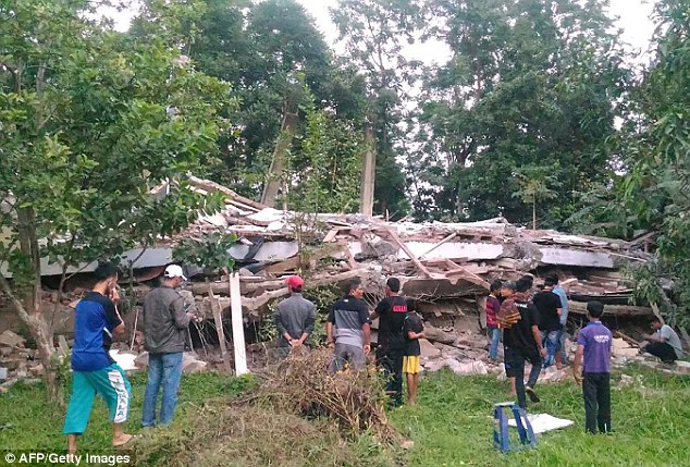 Al menos 25 muertos dejó el terremoto que sacudió Indonesia