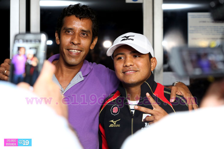 Llega "Chocolatito" a Nicaragua tras su viaje a Japón