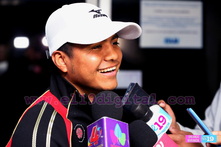 Llega "Chocolatito" a Nicaragua tras su viaje a Japón