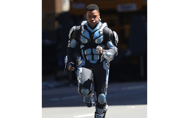 'Pacific Rim: Uprising': Las nuevas imágenes del rodaje revelan el traje con el que luchará John Boyega