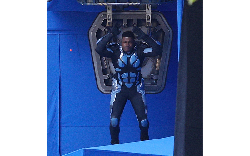 'Pacific Rim: Uprising': Las nuevas imágenes del rodaje revelan el traje con el que luchará John Boyega