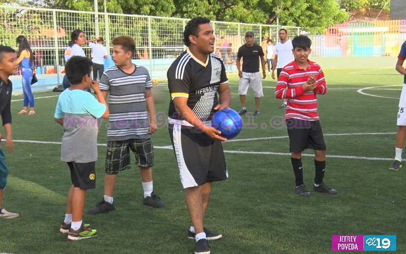 MDAA celebra torneo de fútbol tenis con jóvenes del Distrito V