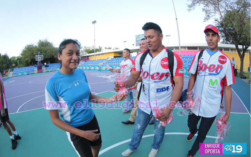 Deportistas y MDAA entregan presentes a visitantes del Parque Luis Alfonso Velásquez Flores