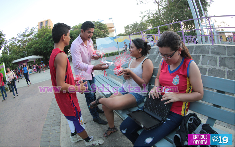 Deportistas y MDAA entregan presentes a visitantes del Parque Luis Alfonso Velásquez Flores