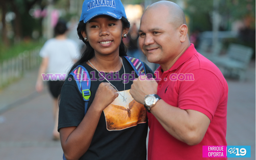 Deportistas y MDAA entregan presentes a visitantes del Parque Luis Alfonso Velásquez Flores