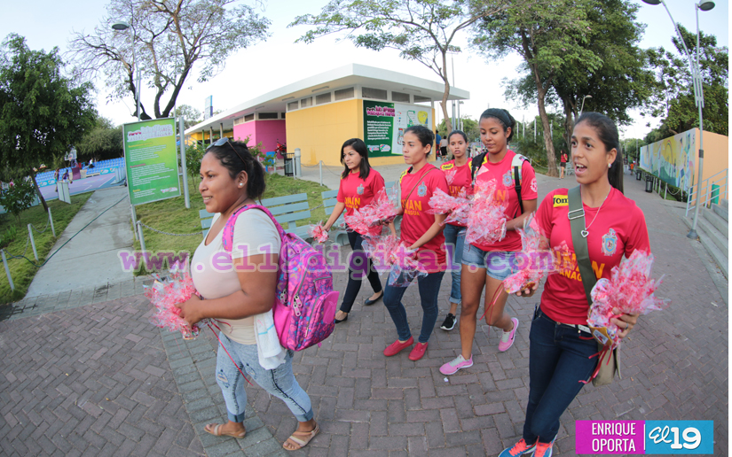 Deportistas y MDAA entregan presentes a visitantes del Parque Luis Alfonso Velásquez Flores