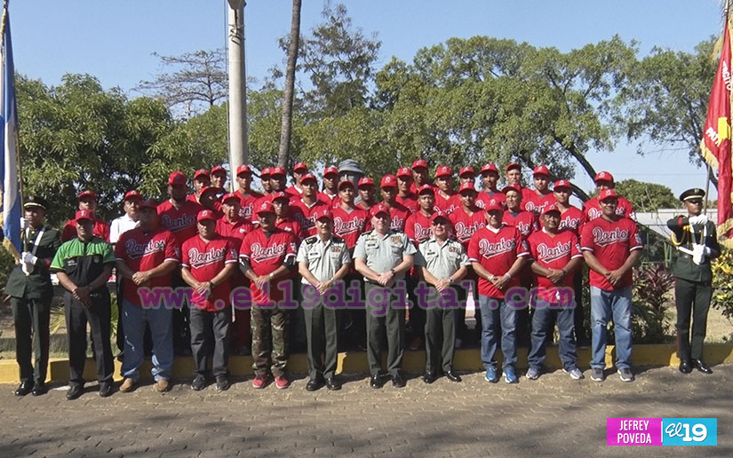 Peloteros de los Dantos reciben sus nuevos uniformes para el Pomares 2017
