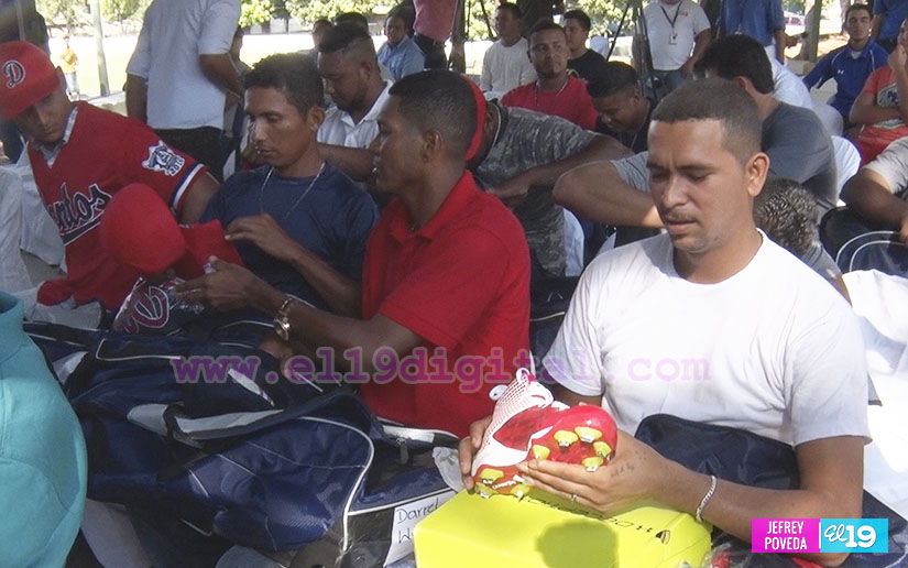 Peloteros de los Dantos reciben sus nuevos uniformes para el Pomares 2017