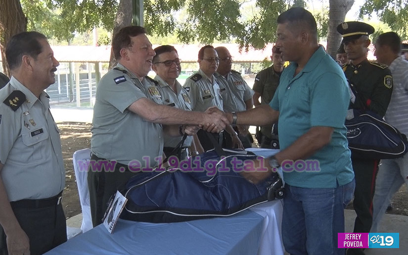 Peloteros de los Dantos reciben sus nuevos uniformes para el Pomares 2017