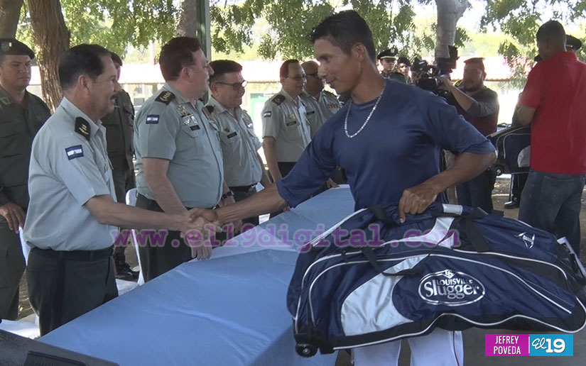 Peloteros de los Dantos reciben sus nuevos uniformes para el Pomares 2017
