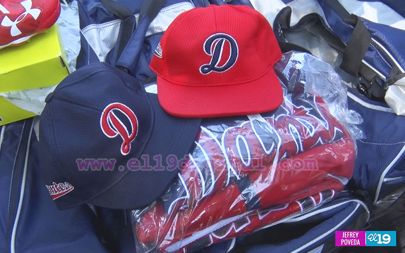 Peloteros de los Dantos reciben sus nuevos uniformes para el Pomares 2017