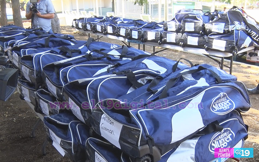 Peloteros de los Dantos reciben sus nuevos uniformes para el Pomares 2017