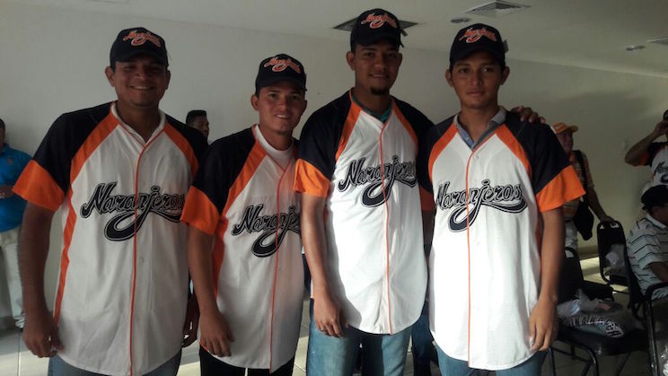 Naranjeros reciben Uniformes para el Campeonato Germán Pomares