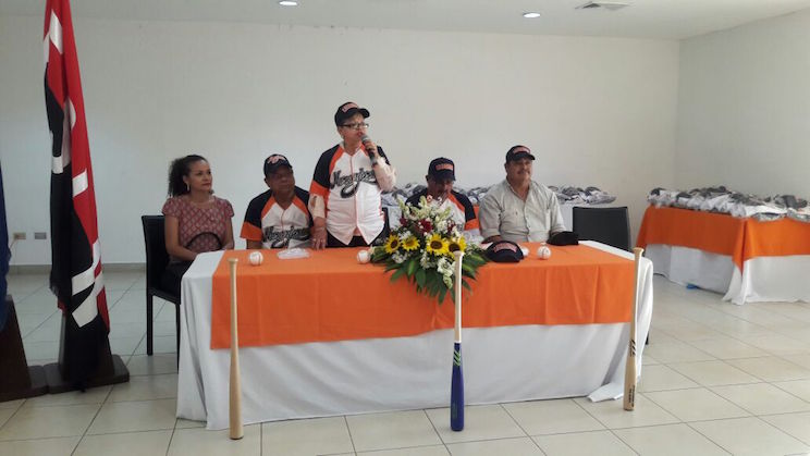 Naranjeros reciben Uniformes para el Campeonato Germán Pomares