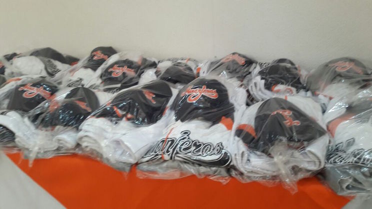 Naranjeros reciben Uniformes para el Campeonato Germán Pomares