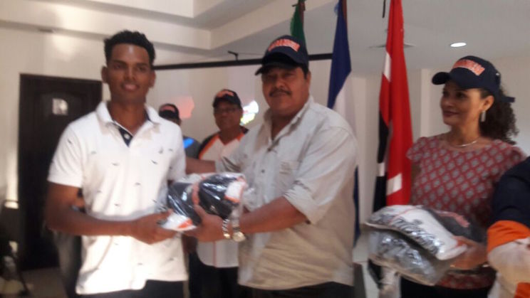 Naranjeros reciben Uniformes para el Campeonato Germán Pomares
