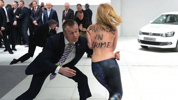 Las ucranianas de Femen se desnudan ante Putin (VIDEO)