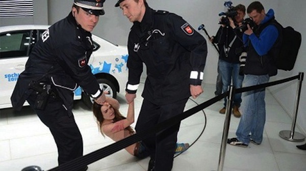 Las ucranianas de Femen se desnudan ante Putin (VIDEO)