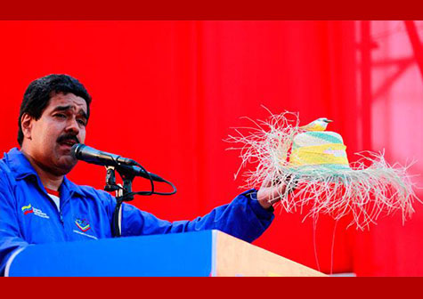Nicolás Maduro exhibe sombrero de paja regalado por nicaragüense (VIDEO)