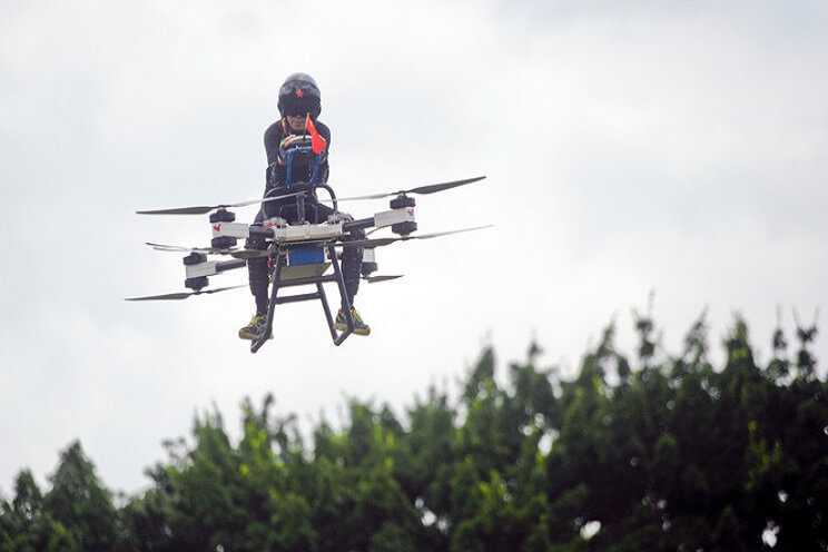 Inventor chino crea “scooter volador” casero 