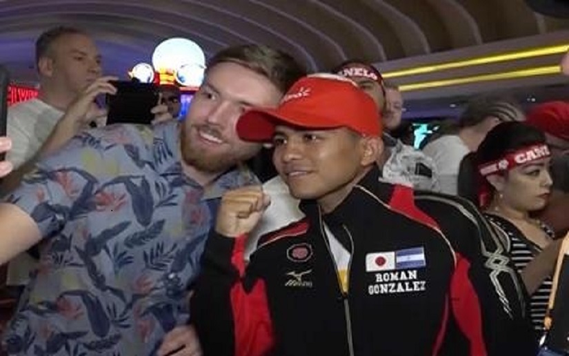 CON SUS PUÑOS ARRIBA DEL CUADRILÁTERO DEFIENDE  NUESTRA PATRIA  