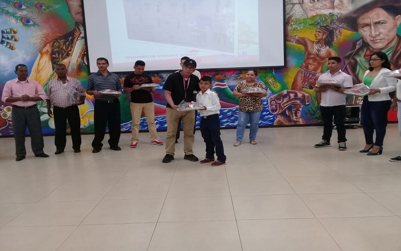 Niños dibujan y pintan su seguridad escolar 