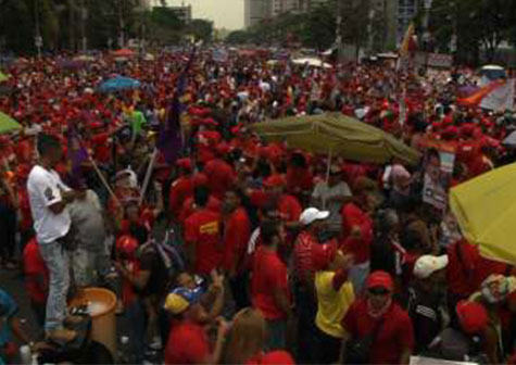 Miles forman una "Marea Roja" en apoyo a Maduro (VIDEO)